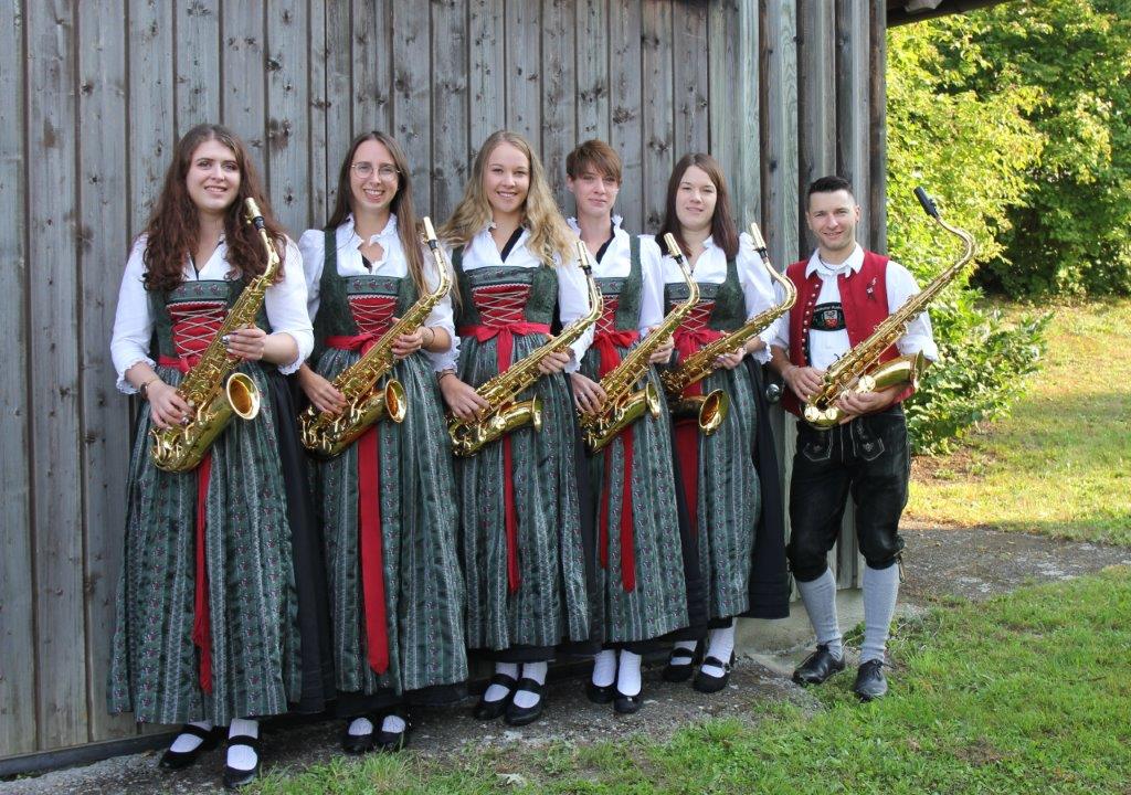 Saxophon: Susanne Zanker, Larissa Kramer, Elena Glöggler, Bianca Berger, Nina Sauter, Simon Schmidberger, Hannah Würstle