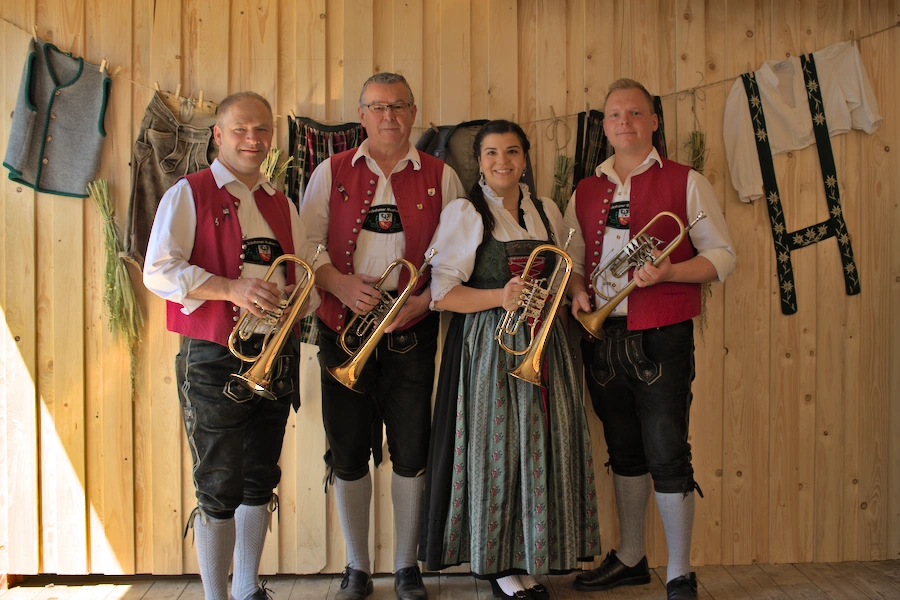 Trompete/Flügelhorn: Josef Möst, Wolfgang Hander, Anna-Lena Göttinger, Manuel Stolz, Hannah Schlagenhauf, Darko Žanić